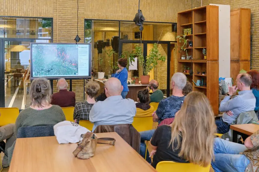 het wilde stadscafe persoon voor groep mensen fotograaf Coen Koppen