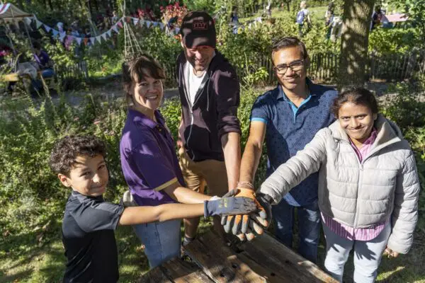 Personen met anden op elkaar samenwerken stadsboerderij eilandsteede