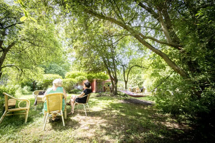 Stadstuin zuilen thee drinken in de tuin theetuin