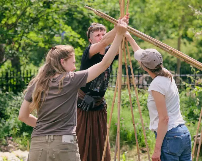 Jaarverslag 2025 - mensen op de moestuin bij stadsboerderij Eilandsteede