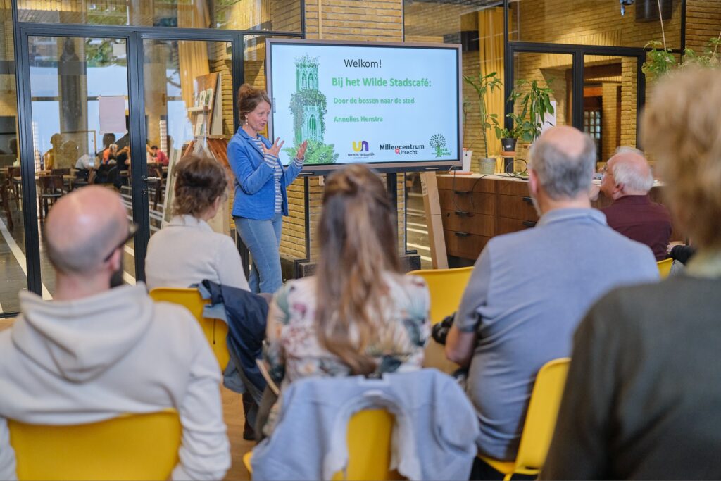 persoon voor groep bij het wilde stadscafe in bibliotheek Utrecht