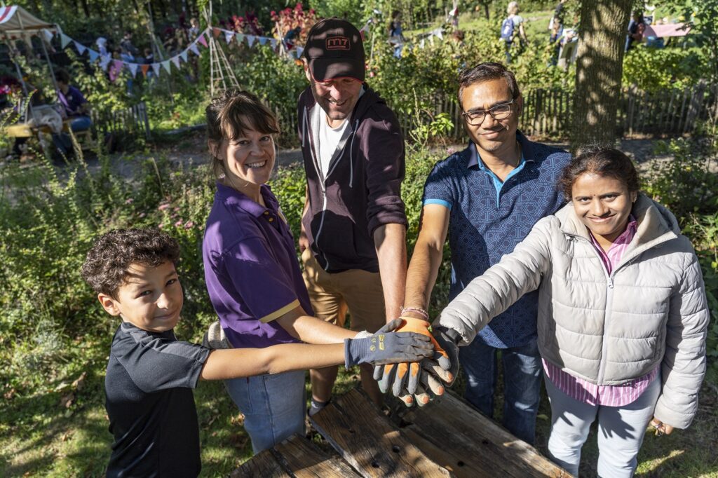Personen met anden op elkaar samenwerken stadsboerderij eilandsteede